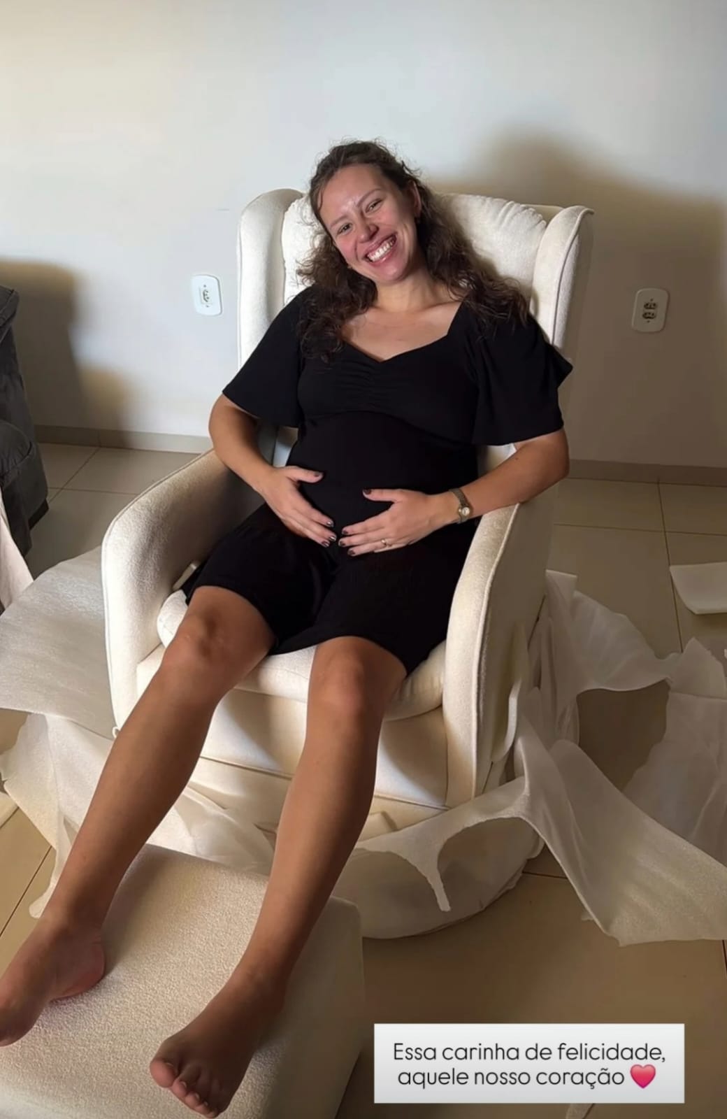 Depoimento mamãe gestante feliz na poltrona